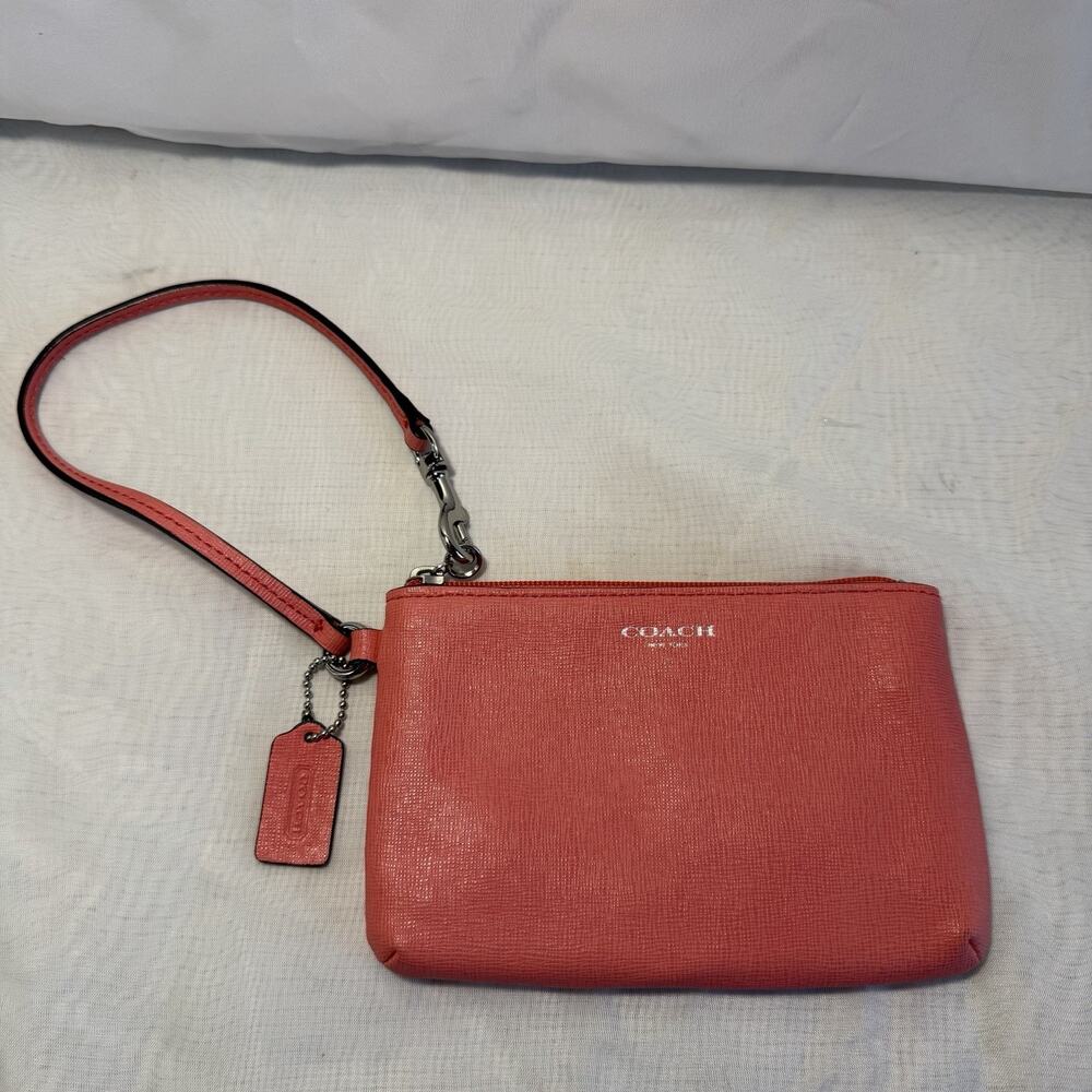 COACH Modern Coral Pink Wristlet Cardholder Pebbled Leather W Hangtag Near Mint